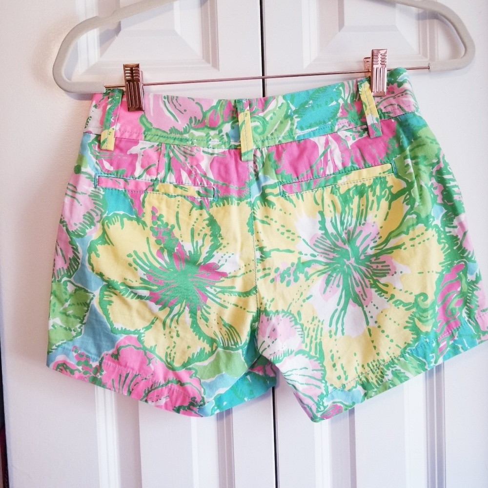 Lilly Pulitzer Callahan shorts hibiscus print - Picture 2 of 7